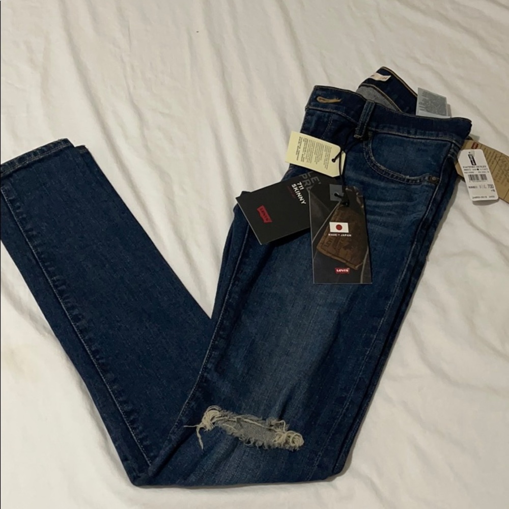 **Brand New** NWT Levi's Skinny Mid Rise size 24